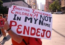Austin se manifiesta contra la "tolerancia cero" del Gobierno en la frontera Una persona sostiene una pancarta que dice "¿Perseguir niños inmigrantes? No en mi nombre pendejo", durante su participación en una manifestación contra la separación de familias en la frontera con México.