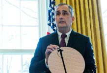 Brian Krzanich se ha visto obligado a renunciar a la máxima dirección de Intel, después de encabezar la firma durante cinco años, tras descubrirse que mantuvo una relación sentimental no autorizada.
