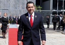 Morales recordó que en abril del 2016, acompañado de su esposa y primera dama, Patricia Marroquín, visitó varios albergues en EE.UU. para verificar el trato que se les daba a los niños.