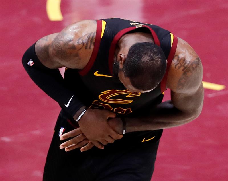 LeBron James, jugó los tres últimos partidos de las Finales de la NBA con la mano derecha lesionada y eso pudo ser lo afectase la baja que tuvo en la producción encestadora.