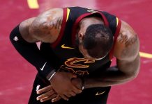 LeBron James jugó lesionado de la mano derecha los tres últimos partidos LeBron James, jugó los tres últimos partidos de las Finales de la NBA con la mano derecha lesionada y eso pudo ser lo afectase la baja que tuvo en la producción encestadora.