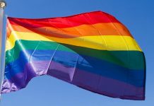 Bandera de la comunidad LGTB (Lesbianas, Gais, Transexuales y Bisexuales).