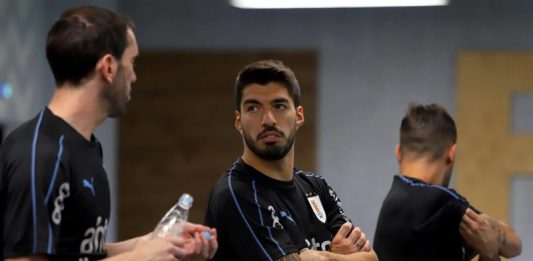 El jugador de la selección uruguaya de de fútbol, Luis Suárez, durante un asado celebrado por el equipo, en Nizhny (Rusia).