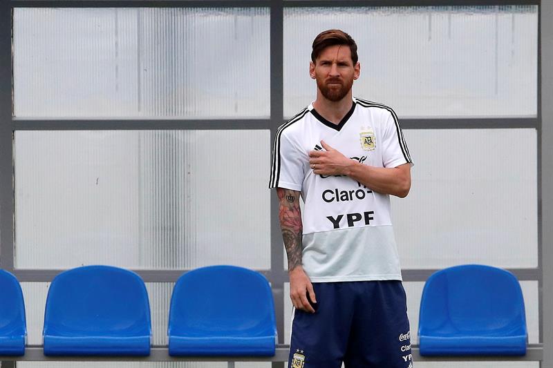 El t&eacute;cnico del conjunto albiceleste estableci&oacute; una relaci&oacute;n que a su juicio es injusta con su estrella, porque, seg&uacute;n afirm&oacute;, cuando Messi triunfa, todo el mundo se alegra, pero cuando falla, le echan la culpa.