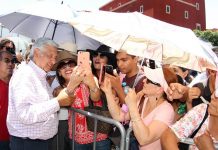 Andrés Manuel López Obrador, el cual habla durante un acto de campaña, en el balneario de Puerto Escondido, Oaxaca.