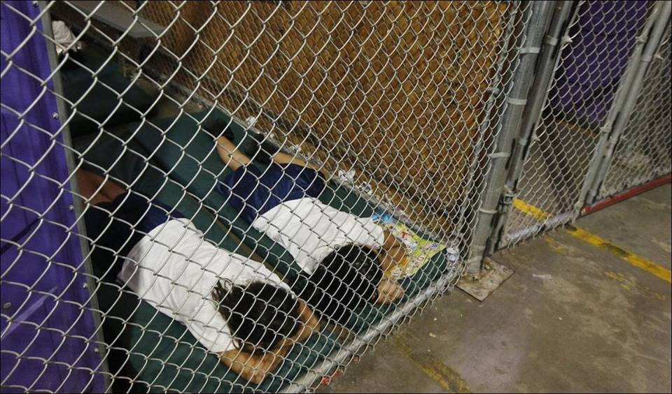 El niño, de seis años, fue rescatado por agentes migratorios de EE.UU. en Lukeville, Arizona, justo al norte de la línea fronteriza con México.