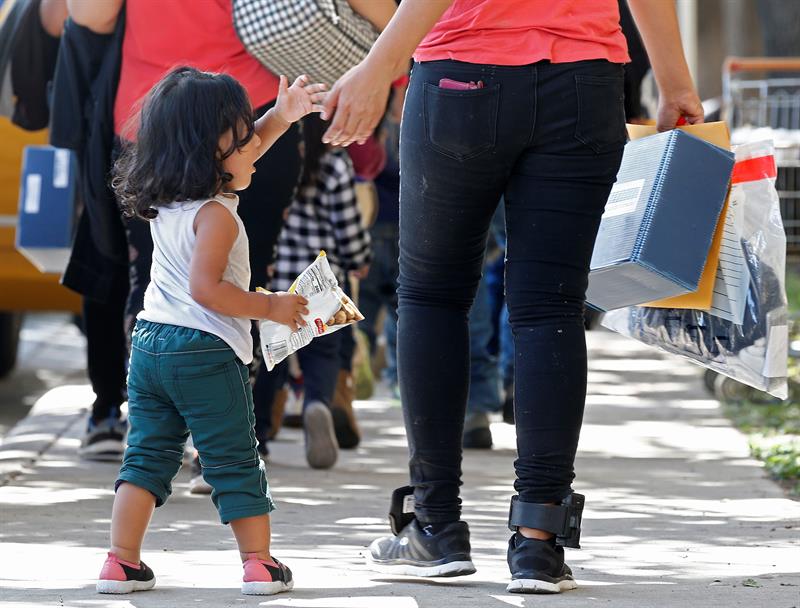 Familias migrantes son procesadas en la Estaci&oacute;n Central de Autobuses