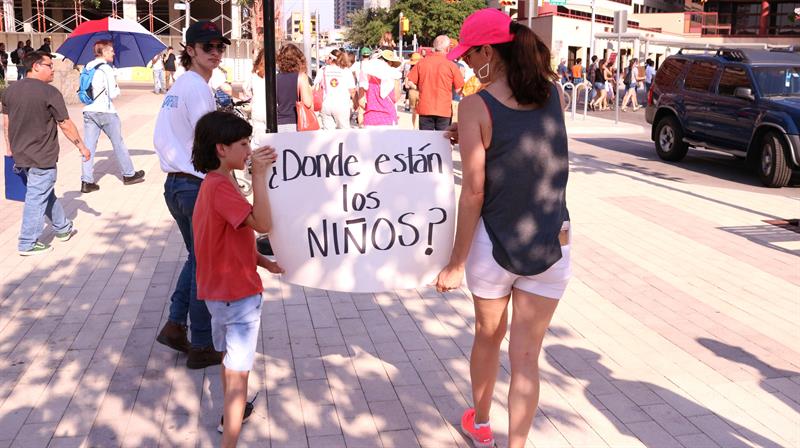 Decenas de personas se manifiestan en contra de la separaci&oacute;n de familias en la frontera con M&eacute;xico.