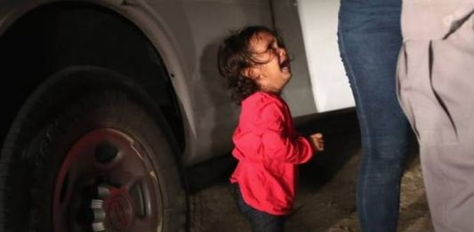 Time agregó al final de un texto que publicó el martes una corrección en la que advierte que en su versión original "describió erróneamente" lo que le sucedió a la niña después de que fue sacada de la escena.