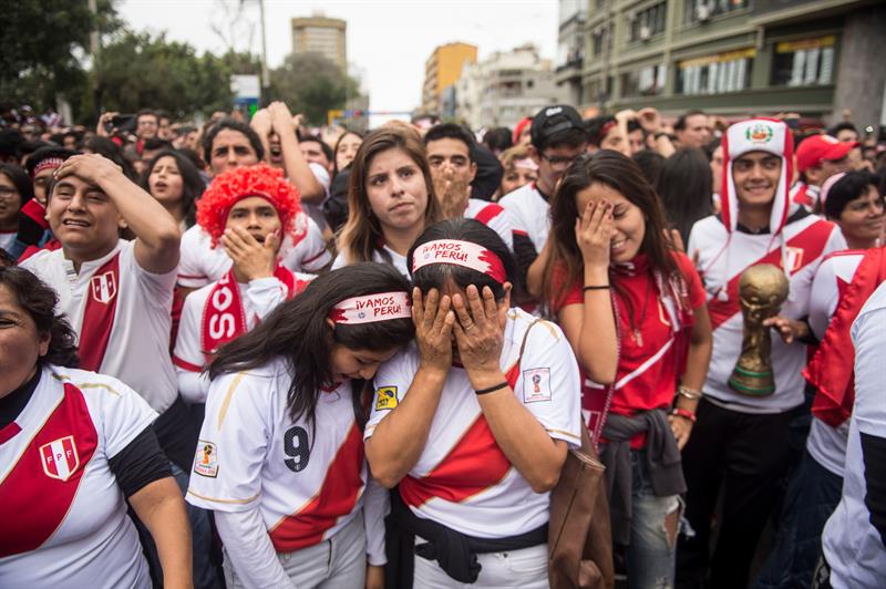 Centenares de aficionados de la selección peruana de fútbol observan en una pantalla el partido del Mundial de Rusia entre Perú y Dinamarca.
