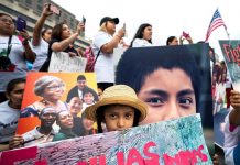 Movimientos sociales celebran protesta contra la política migratoria de Trump Varias personas participan en una manifestación contra la separación de familias inmigrantes en Washington D.C (Estados Unidos) hoy, 27 de junio del 2018.