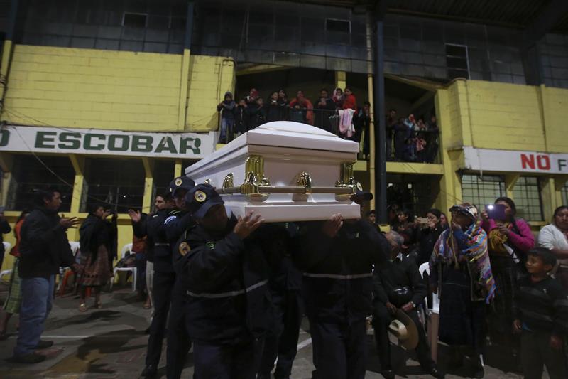 Personas acompañan el ataúd de la migrante guatemalteca Claudia Patricia Gómez González durante el velorio de la joven.