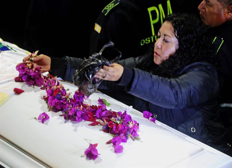 Una mujer arroja flores sobre el ataúd de la migrante guatemalteca Claudia Patricia Gómez González.