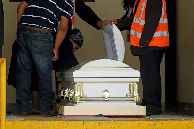 Lidia González, madre de la migrante guatemalteca Claudia Patricia Gómez González, quien murió en Estados Unidos, observa el féretro con el cuerpo de su hija.