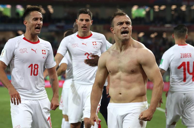  Xherdan Shaqiri en el &uacute;ltimo minuto consum&oacute; la remontada ante Serbia de Suiza (1-2), que se aproxim&oacute; a los octavos .