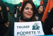 Unas 50 personas protestan por separación familias en embajada EEUU en Chile