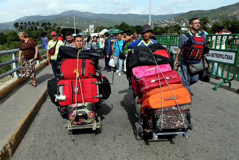 Ciudadanos venezolanos cruzan el Puente Internacional Simón Bolívar hacía Colombia.