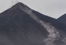 Fuertes flujos de sedimento provocados por lluvias descienden de volcán de Fuego