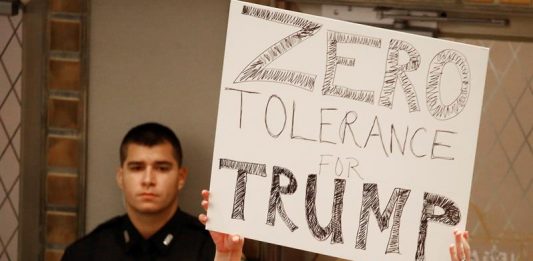 Una mujer sostiene un cartel contra el presidente estadounidense Donald J. Trump durante la conferencia de prensa sobre el Centro de Detención Infantil propuesto en Houston.