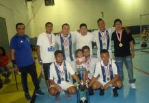 Jugadores y dirigentes del sexteto San Miguel que cerró su campaña en el indoor fútbol, coronandose 'flamante' campeón en la Fair Play Soccer League/Liga Juego Limpio. Aquí los vemos posando con el trofeo de campeón, acompañados por Ivan Mendoza, presidente de Liga y organizador del campeonato. (Foto: Buki Chapin)
