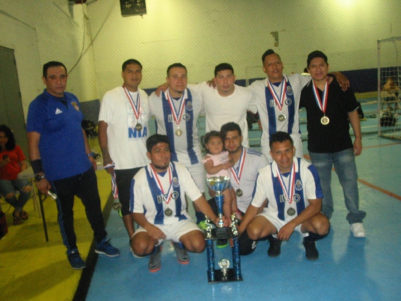 Jugadores y dirigentes del sexteto San Miguel que cerró su campaña en el indoor fútbol, coronandose 'flamante' campeón en la Fair Play Soccer League/Liga Juego Limpio. Aquí los vemos posando con el trofeo de campeón, acompañados por Ivan Mendoza, presidente de Liga y organizador del campeonato. (Foto: Buki Chapin)
