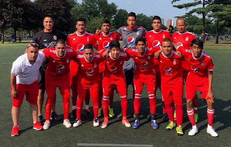 Integrantes del América NY, más conocidos en el campeonato de la Copan Maya Soccer League, como la 'mechita', quienes vienen cosechando muy buenos resultados en dicha Liga. (Foto: CoMaSoLe)
