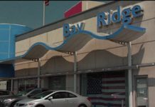 Acuerdo con vendedor de autos de Brooklyn por engañar a personas que no hablan inglés Tras una investigación sobre reportes de cargos no deseados, tácticas de ventas fraudulentas y otras prácticas engañosas que principalmente estaban dirigidas a neoyorquinos de habla china, Bay Ridge Honda reformará las prácticas y pagará más de $423,000 en restitución y sanciones