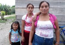 Luvia Hernández Gómez, a la derecha, recibe un estipendio mensual del gobierno mexicano por cuidar a su sobrina, al centro, e hija, a la izquierda. N. Haenn, Author provided (No reuse)