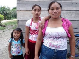 El programa mexicano que intenta reducir la pobreza de mujeres beneficia más a sus maridos Luvia Hernández Gómez, a la derecha, recibe un estipendio mensual del gobierno mexicano por cuidar a su sobrina, al centro, e hija, a la izquierda. N. Haenn, Author provided (No reuse)