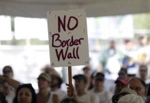 Un grupo de manifestantes, que se opone a que el gobierno de Estados Unidos construya un muro, sostienen un cartel que dice, ‘No al muro fronterizo’. AP Photo/Eric Gay