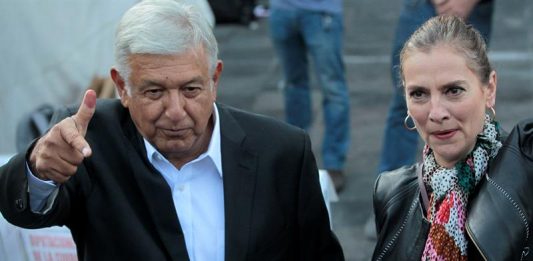El candidato izquierdista del Movimiento de Regeneración Nacional (MORENA), Ándres Manuel López Obrador (i), y su esposa Beatriz Gutiérrez Mueller, tras votar en un colegio electoral