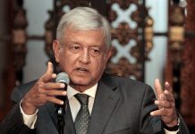 El próximo presidente de México, Andrés Manuel López Obrador, habla ante medios de comunicación