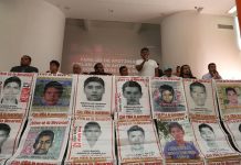El vocero de los padres de los jóvenes desaparecidos en Ayotzinapa, Felipe de la Cruz (4d), habla en rueda de prensa hoy, miércoles 25 de julio de 2018, en Ciudad de México (México)