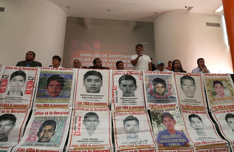 El vocero de los padres de los jóvenes desaparecidos en Ayotzinapa, Felipe de la Cruz (4d), habla en rueda de prensa hoy, miércoles 25 de julio de 2018, en Ciudad de México (México)
