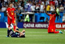 3-2. Nacer Chadli aferra a Bélgica al Mundial Shinji Kagawa de Japón (delantero), Romelu Lukaku de Bélgica (d) y Eden Hazard de Bélgica (i) reaccionan después de la ronda de la FIFA World Cup 2018 partido de fútbol 16 entre Bélgica y Japón en Rostov-On-Don, Rusia, 02 de julio 2018.