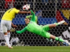 1-1 (3-4). Una cruel tanda mete a Inglaterra en cuartos y despide a Colombia El portero inglés Jordan Pickford para el penalti lanzado por el delantero colombiano Carlos Bacca, durante el partido Colombia-Inglaterra, de octavos de final del Mundial de Fútbol de Rusia 2018, en el Estadio del Spartak de Moscú, Rusia, hoy 3 de julio de 2018.