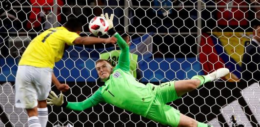 El portero inglés Jordan Pickford para el penalti lanzado por el delantero colombiano Carlos Bacca, durante el partido Colombia-Inglaterra, de octavos de final del Mundial de Fútbol de Rusia 2018, en el Estadio del Spartak de Moscú, Rusia, hoy 3 de julio de 2018.