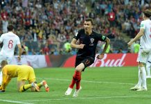 Mario Mandzukic de Croacia celebra anotar la ventaja 2-1 durante el partido de semifinales de la Copa Mundial de la FIFA 2018 entre Croacia e Inglaterra en Moscú, Rusia, el 11 de julio de 2018.