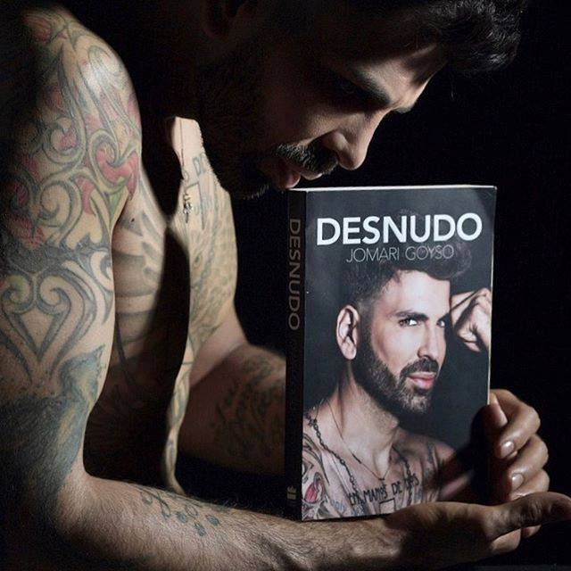"Desnudo" es el título de las memorias de Jomari Goyso, publicadas por Harper Collins y en las que cuenta cómo un niño tímido e incomprendido de un pueblo español acabaría triunfando en Madrid y en Los Ángeles.