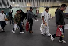 Cambios en USCIS multiplicarán deportaciones en casos migratorios denegados La decisión del Gobierno de poner en proceso de deportación a indocumentados y residentes permanentes a los que el Servicio de Inmigración y Ciudadanía (USCIS) deniegue peticiones de estatus es uno de los golpes más duros que ha recibido la comunidad inmigrante