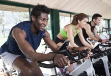 ¿Cómo ‘quema’ la grasa nuestro cuerpo? Aumentar el nivel de ejercicio es una forma de utilizar la energía almacenada en el cuerpo — o sea, a ‘quemar’ grasa. HoonQ/Shutterstock.com