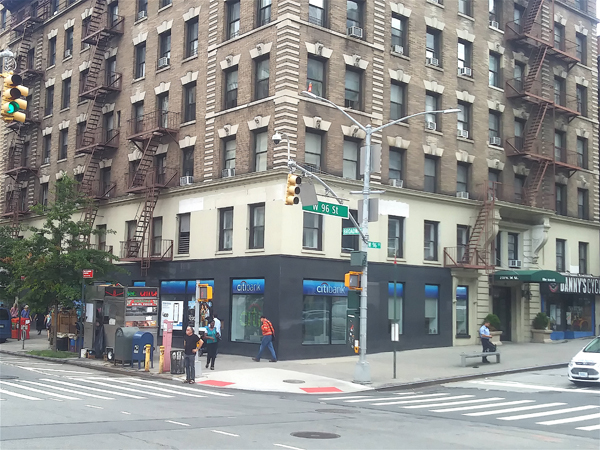 La ciudad de Nueva York continúa siendo un lugar muy peligroso, en esta sucursal del Citibank en Manhattan, en la esquina noreste de Broadway con la calle 96 un anciano fue gravemente asaltado cuando salía de retirar dinero.