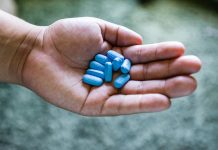 Louis Arévalo tiene sus pastillas Truvada en su casa de Los Ángeles, California, el viernes 17 de julio de 2015. Se ha demostrado que el medicamento Truvada, utilizado para detener la infección por VIH, es más del 90 por ciento efectivo cuando se usa correctamente (Foto de Heidi de Marco / KHN).
