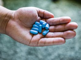 Altos precios impiden que más personas reciban la droga que previene el VIH Louis Arévalo tiene sus pastillas Truvada en su casa de Los Ángeles, California, el viernes 17 de julio de 2015. Se ha demostrado que el medicamento Truvada, utilizado para detener la infección por VIH, es más del 90 por ciento efectivo cuando se usa correctamente (Foto de Heidi de Marco / KHN).