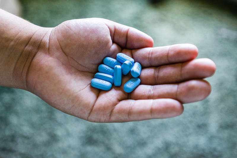 Louis Ar&eacute;valo tiene sus pastillas Truvada en su casa de Los &Aacute;ngeles, California, el viernes 17 de julio de 2015. Se ha demostrado que el medicamento Truvada, utilizado para detener la infecci&oacute;n por VIH, es m&aacute;s del 90 por ciento efectivo cuando se usa correctamente (Foto de Heidi de Marco / KHN).