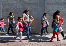 El Pentágono no rechaza habilitar más instalaciones para acoger inmigrantes Familias de migrantes caminan reaccionan tras ser procesadas en la Estación Central de Autobuses de McAllen, Texas