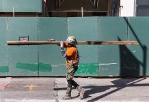 Nueva York protege a sus trabajadores En la Ciudad de Nueva York, un trabajador no puede ser discriminado ni acosado por su edad, raza, género, preferencia sexual, origen nacional, estatus migratorio, record crediticio, religión, estado civil, embarazo, entre otros y el acoso sexual en el trabajo es ilegal y penado por la ley.