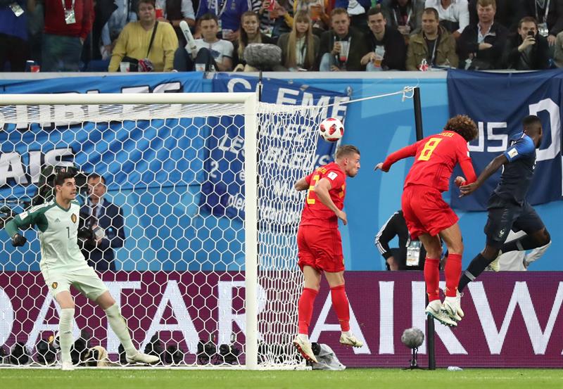 Samuel Umtiti (d) de Francia anota el gol de apertura durante el partido de semifinales de la Copa Mundial de la FIFA 2018 entre Francia y B&eacute;lgica en San Petersburgo, Rusia, 10 de julio de 2018.