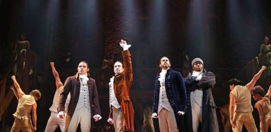 El musical "Hamilton", obra del puertorriqueño Lin-Manuel Miranda y uno de los más exitosos de la última década en Broadway, podría llegar a los cines.