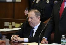El productor de cine Harvey Weinstein compadece ante el tribunal del distrito de Manhattan por los tres nuevos cargos por delitos sexuales, en Nueva York